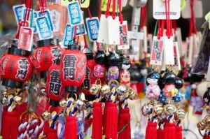 souvenir-asakusa-market-front-temple-tokyo-japan-77402744